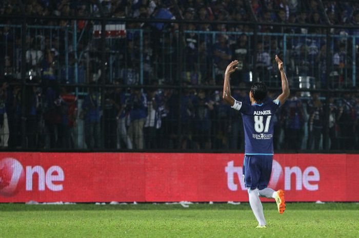 Pemain Arema FC, Ahmad Alfarizie merayakan golnya ke gawang Semen Padang di Stadion Kanjuruhan, Kabupaten Malang, Sabtu (4/11/2017).