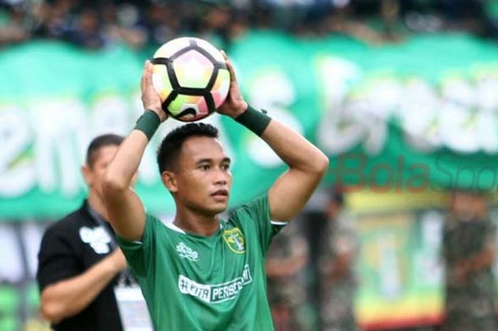 Bek Persebaya, Abu Rizal Maulana saat membela Persebaya kontra Madura United pada babak penyisihan Piala Presiden beberapa waktu lalu.