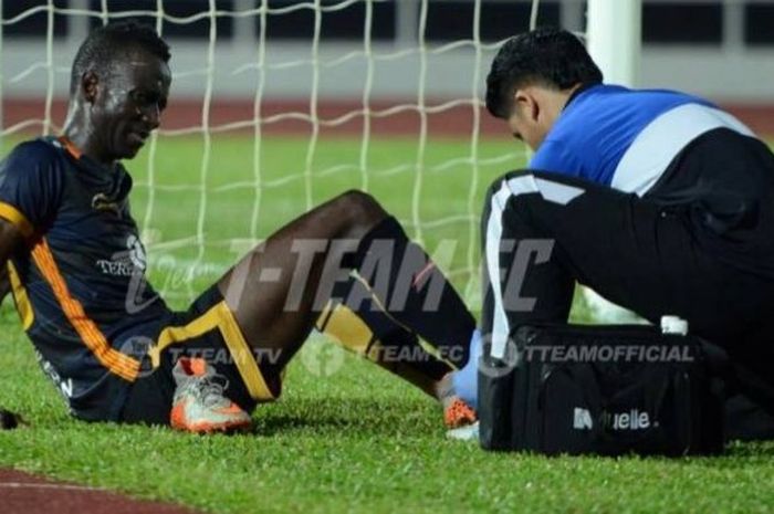 Playmaker T-Team FC, Makan Konate saat mendapatkan perawatan tim medis pada sesi latihan 22 Mei 2016. 