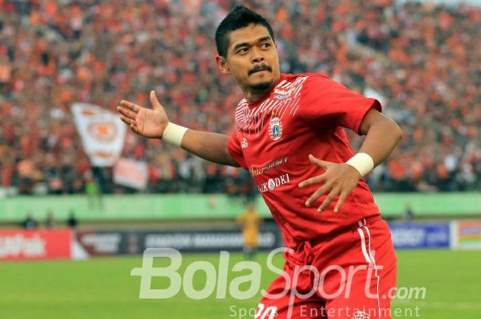               Selebrasi Bambang Pamungkas ketika mencetak gol ketiga untuk Persija Jakarta ketika melawan Mitra Kukar pada babak delapan besar Piala Presiden 2018 di Stadion Manahan, Solo, Minggu (4/2/2018)              