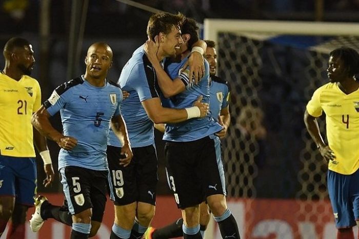 Bek tim nasional Uruguay, Sebastian Coates (tengah), merayakan gol ke gawang Ekuador dalam laga Kualifikasi Piala Dunia 2018 Zona Amerika Selatan, di Estadio Centenario, Kamis (10/11/2016) waktu setempat.