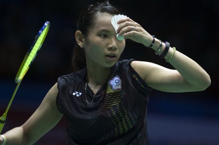 Pebulu tangkis tunggal putri Taiwan, Tai Tzu Ying, bersiap melakukan servis saat menghadapi pemain China, Li Xuerui, pada laga babak perempat final Kejuaraan Asia di Wuhan, 29 April 2016. 