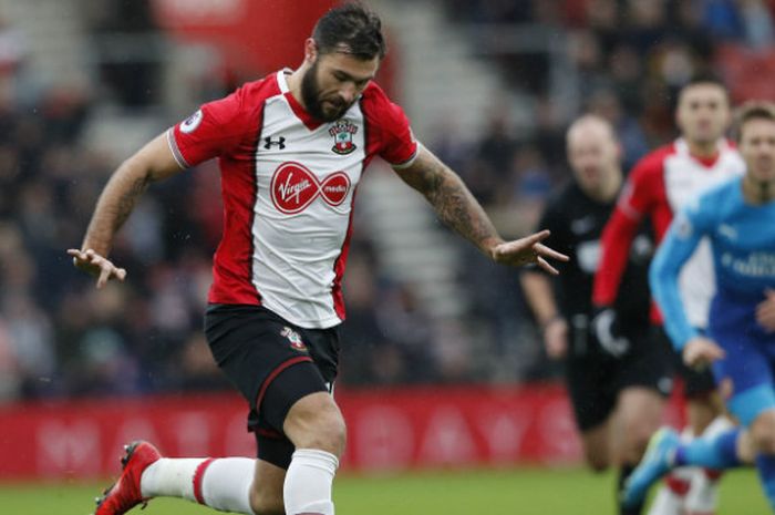 Striker Southampton, Charlie Austin, dalam laga kontra Asrenal di St Mary's Stadiium pada Minggu (10/12/2017)