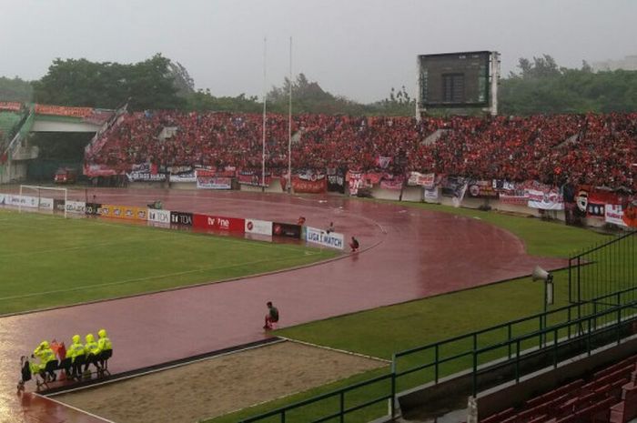 Suasana Stadion Manahan dalam Laga Pesija vs Persib di Stadion, Manahan, Solo, pada Jumat (3/11/2017)