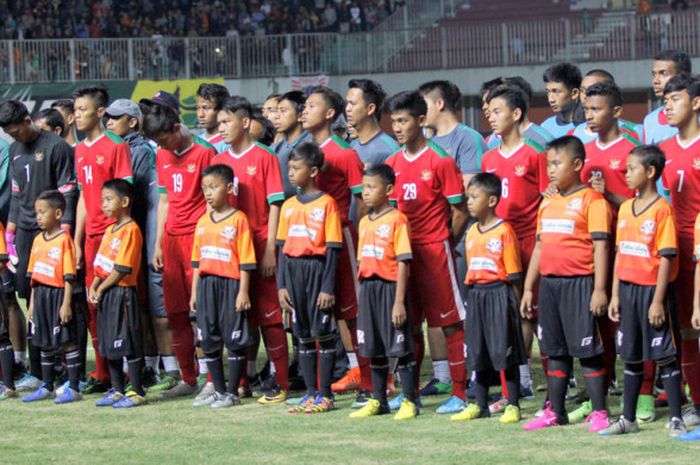 Seremoni mengheningkan cipta untuk almarhum Suparjiono sebelum laga PSS Sleman vs Timnas Indonesia U-19