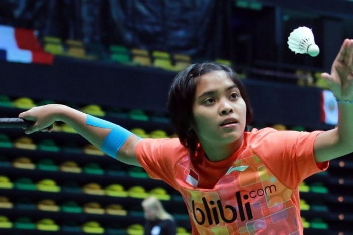 Pebulu tangkis tunggal putri junior Indonesia, Gregoria Mariska, melepas servis saat menjalani pertandingan melawan Emilie Sotnes Hamang pada partai kedua laga penyisihan Grup F1 melawan Norwegia pada Kejuaraan Dunia Junior di Bilbao Arena, Bilbao, Spanyol, Rabu (2/11/2016), Gregoria menang 21-12, 21-3.