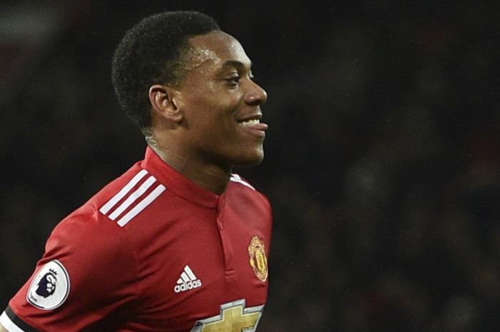 Pemain Manchester United, Anthony Martial, merayakan gol yang dicetaknya dalam laga pekan ke-23 Liga Inggris 2017-2018 melawan Stoke City, Senin (15/1/2018) di Stadion Old Trafford, Manchester.