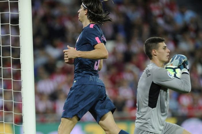 Kiper Athletic Bilbao, Kepa Arrizabalaga (kanan), berduel dengan bek Atletico Madrid, Filipe Luis, dalam laga Liga Spanyol di Stadion San Mames, Bilbao, pada 20 September 2017.