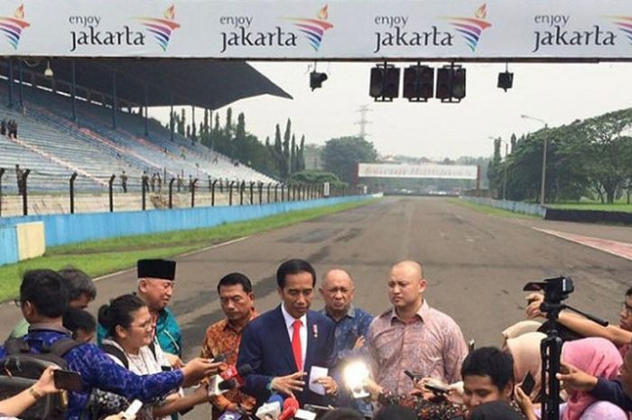 Presiden Republik Indonesia, Joko Widodo, saat dirubungi wartawan usai meninjau kondisi Sirkuit Sentul, Bogor, pada Selasa (6/3/2018).