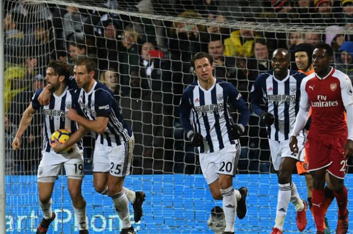 Selebrasi pemain West Bromwich Albion atas gol Jay Rodriguez (kiri) pada lanjutan Liga Inggris di Stadion The Hawthorns, Senin (1/1/2018) dini hari WIB.