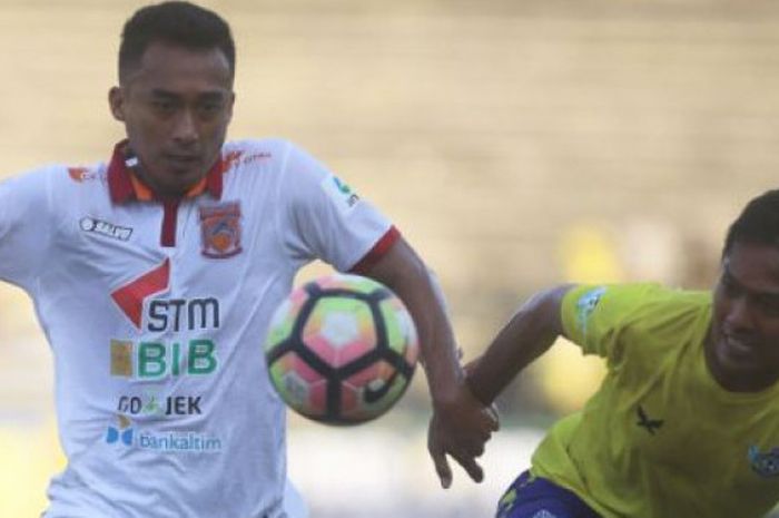 Sultan Samma berjibaku dengan pemain Persegres Gresik United.