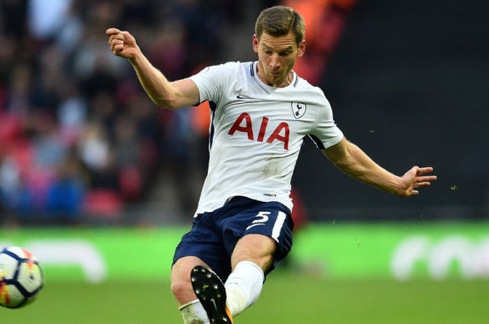 Bek Tottenham Hotspur, Jan Vertonghen, beraksi dalam laga Liga Inggris kontra Swansea City di Stadion Wembley, London, pada 16 September 2017.