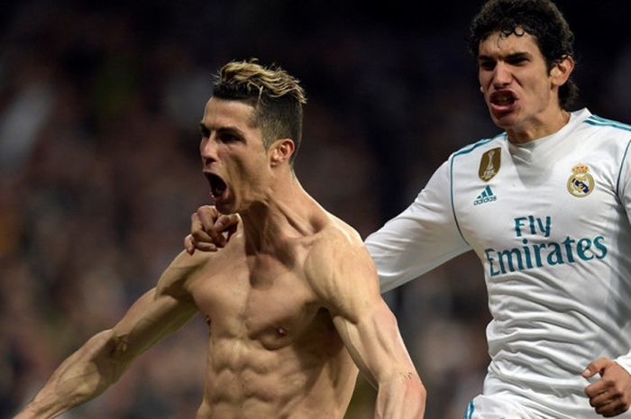 Megabintang Real Madrid, Cristiano Ronaldo (kiri), merayakan golnya bersama Jesus Vallejo dalam laga leg kedua perempat final Liga Champions kontra Juventus di Stadion Santiago Bernabeu, Madrid, Spanyol pada 11 April 2018.