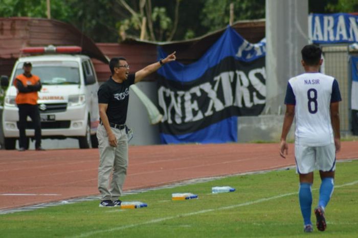 Pelatih PSIS Semarang, Jafri Sastra, saat memberikan instruksi kepada anak-anak asuhnya pada laga lanjutan Liga 1 2018 pekan ke-29 melawan Arema FC di Stadion Moch Soebroto, Magelang, Minggu (4/11/2018)