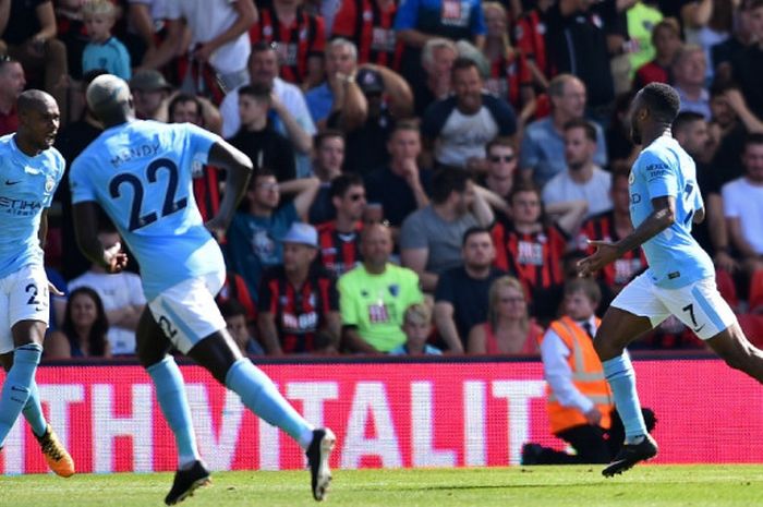 Winger Manchester City, Raheem Sterling (kanan), merayakan gol yang dia cetak ke gawang Bournemouth dalam laga Liga Inggris di Stadion Vitality, Bournemouth, pada 26 Agustus 2017.