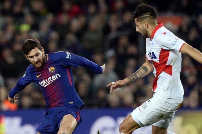 Megabintang FC Barcelona, Lionel Messi (kiri), berduel dengan bek Deportivo Alaves, Guillermo Maripan, dalam laga Liga Spanyol di Stadion Camp Nou, Barcelona, pada 28 Januari 2018.