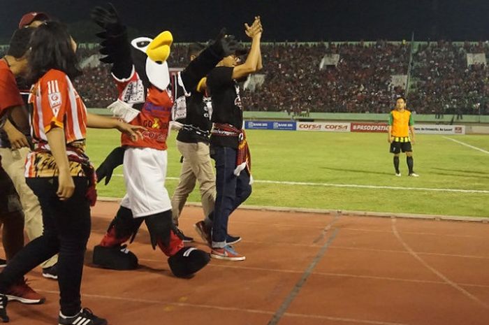 Maskot Pasoepati, Arjuna yang berupa burung alap-alap, diperkenalkan dan diarak sebelum pertandingan Persis Solo lawan Persipon Pontianak dalam lanjutan Liga 2 di Stadion Manahan Solo, Jumat (18/8/2017).