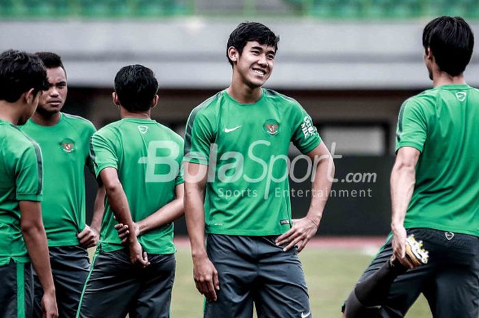 Pemain Timnas Indonesia Ryuji Utomo terlihat bercengkrama dengan Gavin Kwan Adsit selama sesi latihan di Stadion Patriot, Bekasi, Jumat (24/11/2017), jelang laga persahabatan melawan Timnas Guyana pada Sabtu (25/11/2017).