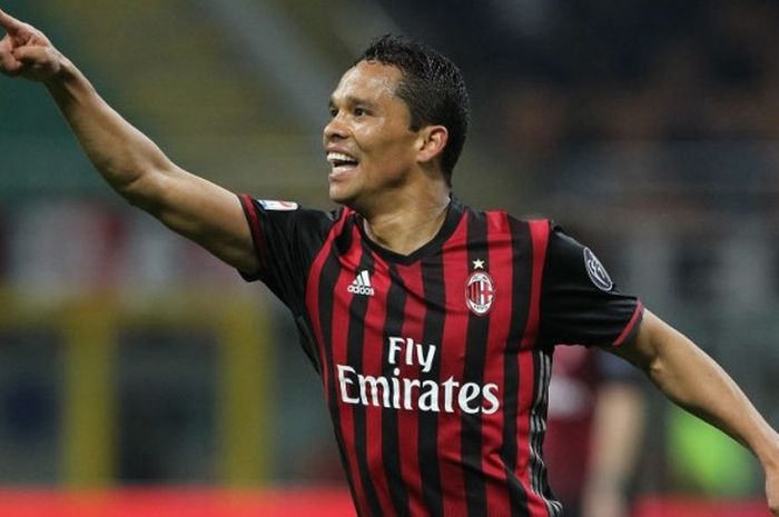 Selebrasi Carlos Bacca setelah mencetak gol pembuka dalam laga Serie A antara AC Milan kontra AC ChievoVerona di Stadio Giuseppe Meazza, 04 Maret 2017. 