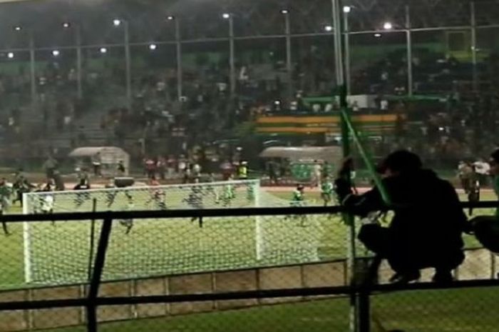 Oknum suporter PSMS Medan saat memasuki lapangan dan menuju ke arah tribune bobotoh seusai laga melawan Persib Bandung di Stadion Teladan, Medan, Selasa (5/6/2018) malam WIB.