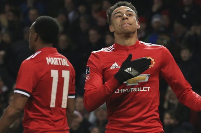 Selebrasi gelandang Manchester United, Jesse Lingard, seusai berhasil mencetak gol ke gawang Derby County dalam laga ronde ketiga Piala FA 2017-2018 di Stadion Old Trafford, Manchester, Inggris, pada Jumat (5/1/2018).