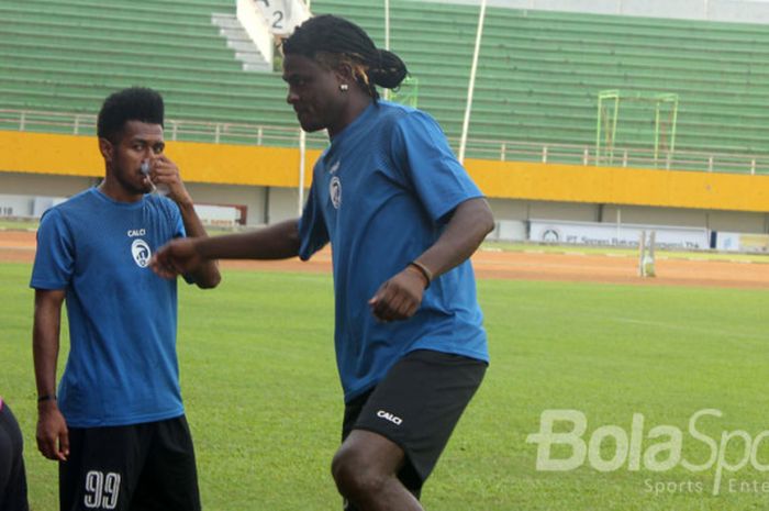 Bio Paulin (Sriwijaya FC) sedang melakukan latihan ringan di Stadion Gelora Sriwijaya Jakabaring Palembang.