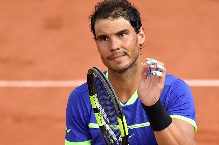 Petenis Spanyol, Rafael Nadal, melakukan selebrasi setelah memenangi laga melawan Nikoloz Basilashvili (Georgia) pada babak ketiga turnamen Prancis Terbuka yang berlangsung di lapangan Philippe Chatrier, Stade Roland Garros, Paris, Sabtu (2/6/2017). Nadal menang dengan skor 6-0, 6-1, 6-0.