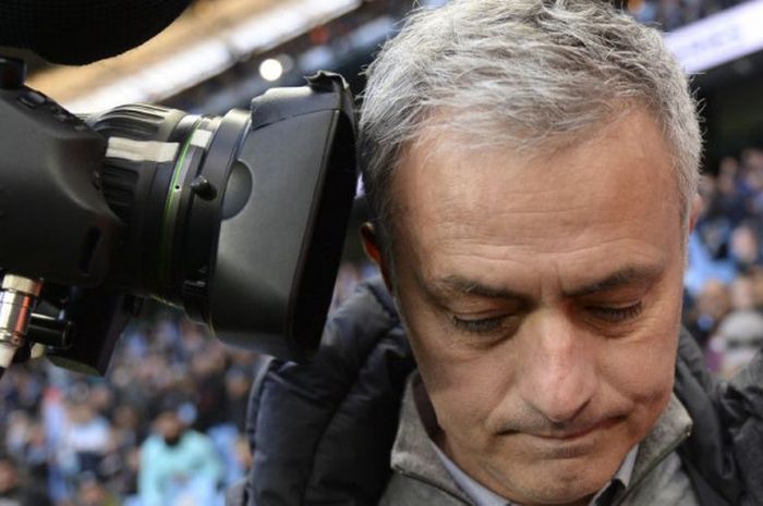  Sebuah kamera televisi menempel ke kepala pelatih Manchester United, Jose Mourinho, jelang laga Manchester City kontra Man United pada ajang Liga Inggris di Stadion Etihad, Manchester, 27 April 2017. 