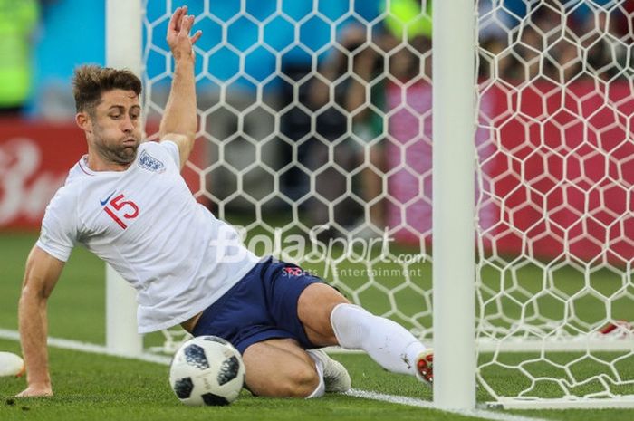 Bek Inggris, Gary Cahill, melakukan penyelamatan di depan gawang dalam laga melawan Belgia di Grup G Piala Dunia 2018, Kamis (28/6/2018) di Kaliningrad Stadium.