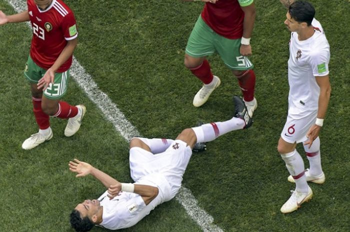 Pepe terjatuh setelah ditepuk oleh Mehdi Benatia dalam laga penyisihan grup Piala Dunia 2018 antara Portugal dan Maroko  di Luzhniki Stadium, Rabu (20/6/2018).