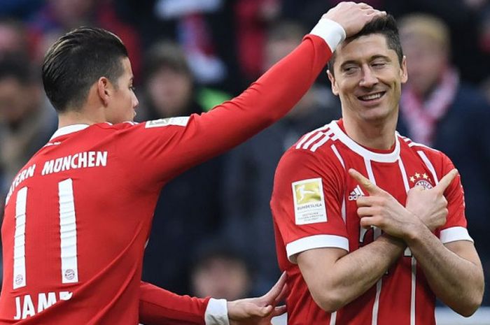  Striker Bayern Muenchen, Robert Lewandowski, merayakan golnya ke gawang Borussia Dortmund dalam laga Liga Jerman di Allianz Arena, Muenchen, 31 Maret 2018. 