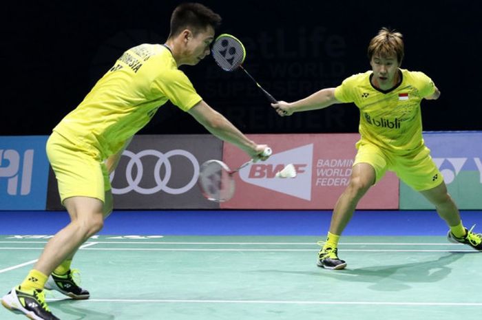 Pasangan ganda putra Indonesia, Marcus Fernaldi Gideon/Kevin Sanjaya Sukamuljo, saat menjalani laga penyisihan Grup A melawan Mads Conrad-Petersen/Mads Pieler Kolding (Denmark) pada turnamen BWF Superseries Finals 2017 di Hamdan Sports Complex, Dubai, Uni Emirat Arab, Kamis (14/12/2017).