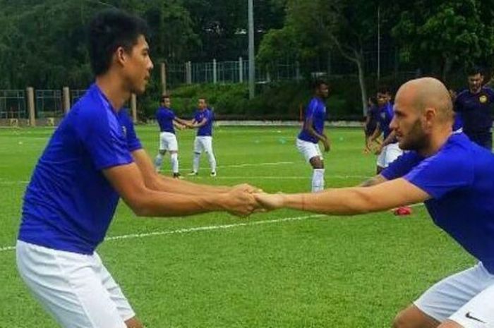 Gelandang naturalisasi timnas Malaysia, Kiko Insa (kanan) dalam sesi latihan skuat Harimau Malaysia di lapangan Wisma FAM, Petaling Jaya, 7 Oktober 2017. 