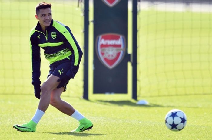 Penyerang sayap Arsenal, Alexis Sanchez, dalam sesi latihan tim di London Colney, 6 Maret 2017, menjelang duel Liga Champions kontra Bayern Muenchen.