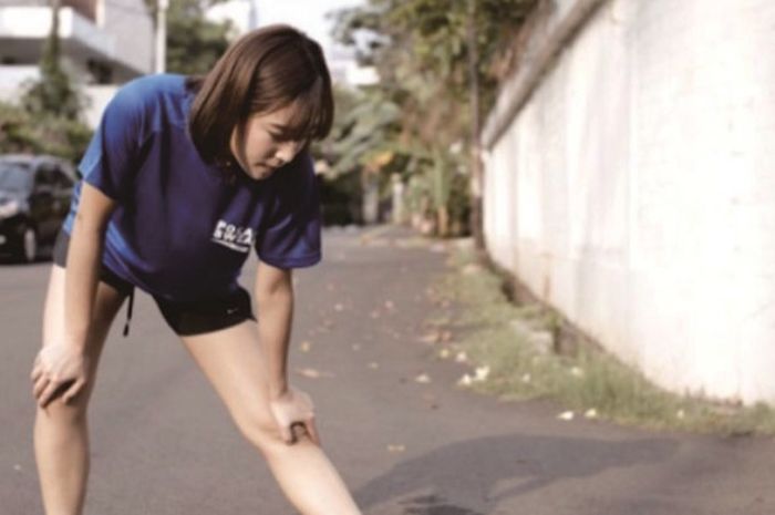 Haruka Nakagawa melakukan pemanasan sebelum mengikuti acara Pocari Sweat Bandung West Java Marathon 2017