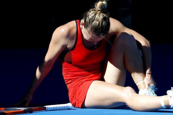 Petenis Rumania Simona Halep terduduk lemas setelah memenangi laga kontra Lauren Davis (Amerika Serikat) 4-6 6-4 15-13 pada babak ketiga Australian Open 2018 di Margaret Court Arena, Melbourne, Sabtu (20/1/2018).