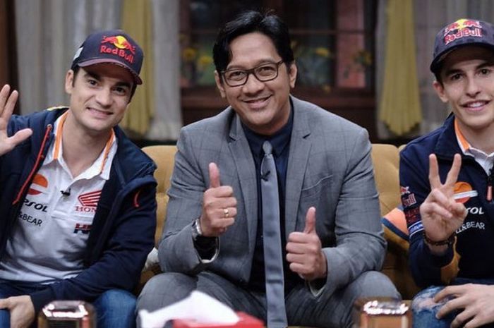 Dani Pedrosa (kiri) dan Marc Marquez menjadi bintang tamu di program acara Ini Talk Show yang dipandu oleh Andre Taulany dan Sule