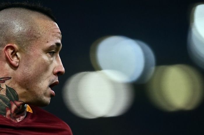  Gelandang AS Roma, Radja Nainggolan, menjalani partai kontra Chievo Verona pada lanjutan Serie A di Stadion Olimpico, 22 Desember 2016. 