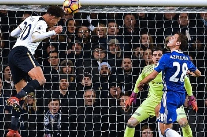 Dele Alli membuka keunggulan Tottenham atas Chelsea pada pertandingan Premier League di Stadion White Hart Lane, Rabu (4/1/2017). 