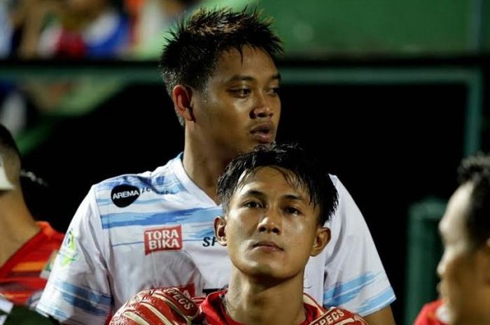 Duo Arema FC, kiper Kurnia Meiga (belakang) dan kapten yang juga bek kiri, Johan Ahmad Farizi jelang laga kontra Persiba Balikpapan pada laga Liga 1 musim 2017 di Stadion Gajayana, Kota Malang, 1 Mei 2017. 