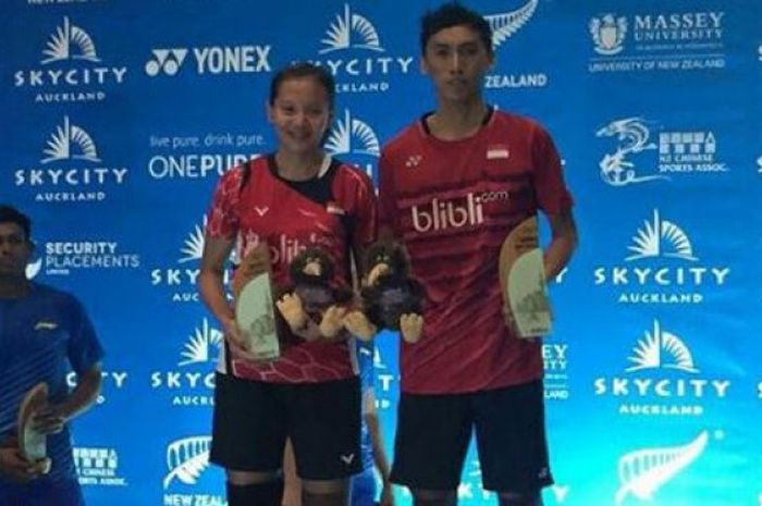 Pasangan ganda campuran Indonesia, Ronald Alexander/Annisa Saufika, berpose di atas podium juara setelah memenangi laga final turnamen Selandia Baru Terbuka atas Sawan Serasinghe/Setyana Mapasa (Australia) di North Shore Events Centre, Auckland, Minggu (6/8/2017). Ronald/Annisa menang dengan skor 21-19, 21-14.