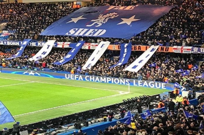 Koreografi Ultras Chelsea pada ajang Liga Champions melawan Barcelona di Stamford Bridge, Rabu (21/2/2018)