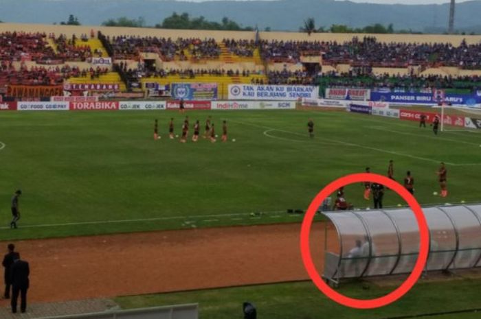 Stefano Cugurra, pelatih Persija Jakarta, saat mengawal timnya dalam uji lapangan jelang kontra PSIS Semarang, Jumat (20/4/2018)