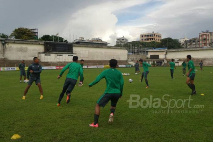 Timnas U-19 Indonesia berlatih di Stadion Padonmar, Yangon, Minggu (10/9/2017), untuk menghadapi Vietnam di Piala AFF U-18 2017 di Myanmar esok hari.