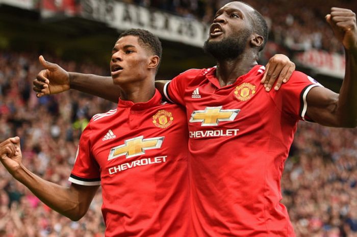 Selebrasi striker Manchester United, Romalu Lukaku, seusai mencetak gol ke gawang West Ham United bersama Marcus Rashford dalam laga Liga Inggris 2017-2018 di Stadion Old Trafford, Manchester, Inggris, pada 13 Agustus 2017.