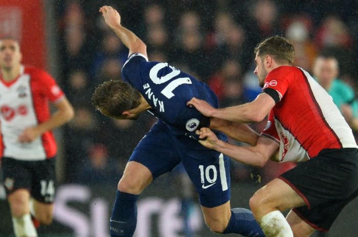 Bek Southampton, Jack Stephens (kanan), melanggar striker Tottenham Hotspur, Harry Kane, dalam laga Liga Inggris di Stadion St. Mary's, Southampton, pada 21 Januari 2018.