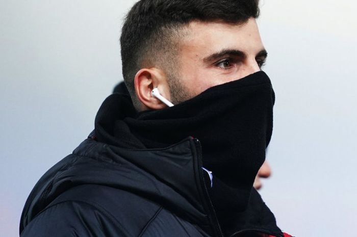 Penyerang AC Milan, Patrick Cutrone, saat pemanasan menjelang pertandingan melawan Bologna di Stadio