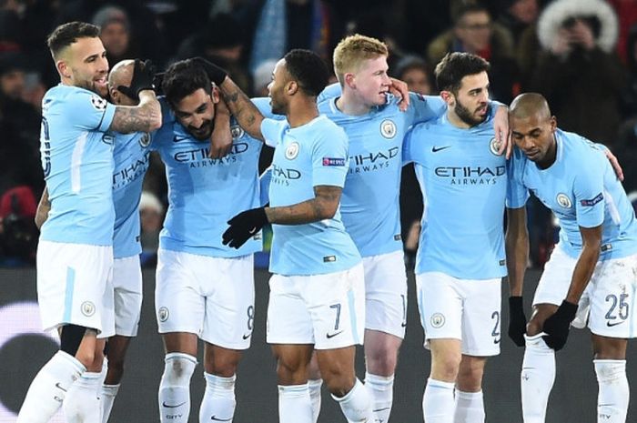 Gelandang Manchester City, Ilkay Guendogan (ketiga dari kiri), merayakan gol yang dia cetak ke gawang FC Basel dalam laga leg pertama babak 16 besar Liga Champions di Stadion Saint Jakob-Park, Basel, Swiss, pada 13 Februari 2018.