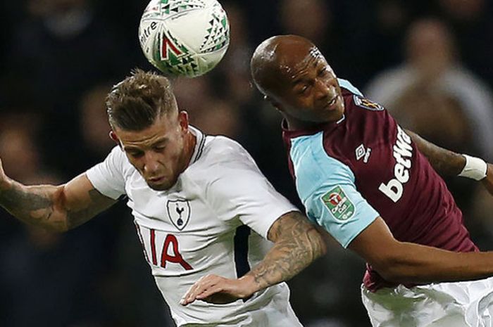 Bek Tottenham Hotspur, Toby Alderweireld (kiri), berebut bola dengan gelandang West Ham United, Andre Ayew, saat kedua tim bentrok dalam laga putaran keempat Piala Liga di Stadion Wembley, London, pada 25 Oktober 2017.