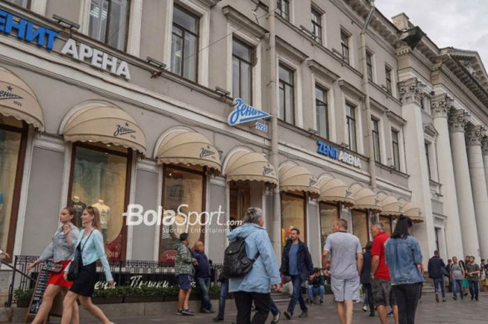 Tampak depan Zenit Arena, toko resmi Zenit St Petersburg di area Nevsky Prospekt, Petersburg.